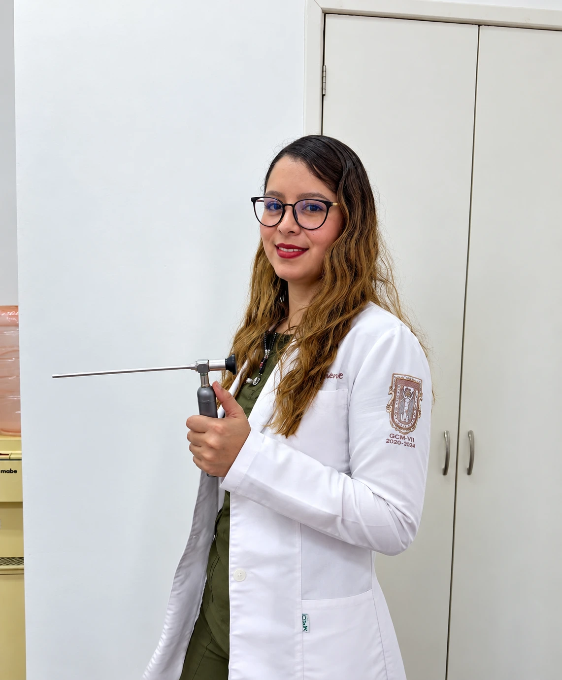Dra. Amira Valerio con instrumental de otorrinolaringología